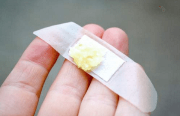 Elle a mis de l’ail haché sur un bandage…mais ce qui s’est passé ensuite est tout simplement remarquable !