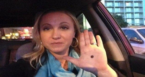 SI VOUS REMARQUEZ UNE PERSONNE AVEC UN POINT NOIR SUR LA PAUME, APPELEZ LA POLICE!