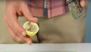 Il a mélangé avec du sel poivre noir et mis sur une tranche de citron et de résoudre un problème énorme (VIDEO)