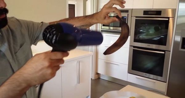 Il a pris une banane noire et l'a séchée avec un sèche-cheveux - Vous ne croirez pas ce qui est arrivé ensuite