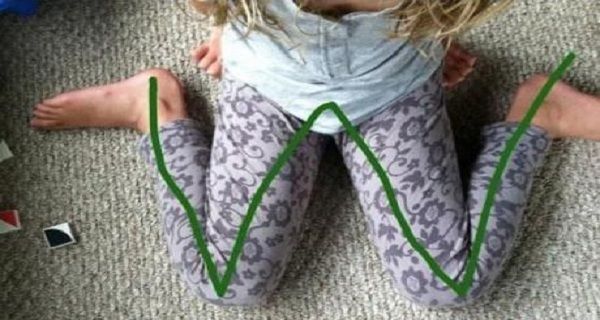 Si vous voyez votre enfant dans cette position, arrêtez le immédiatement!