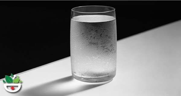 Chaque matin, boire un verre d'eau chaude sur un estomac vide, et voici pourquoi!