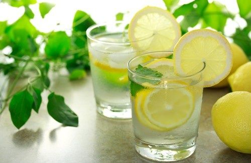 On vous dit que l'eau de citron le matin est bonne pour la santé. Voici ce que l'on ne vous dit pas.