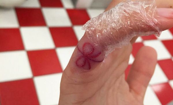 Si vous voyez quelqu'un avec un tatouage d'une corde rouge, cela signifie ...