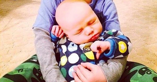Un pauvre bébé de 11 semaines meurt tragiquement dans son siège pour bébé.
