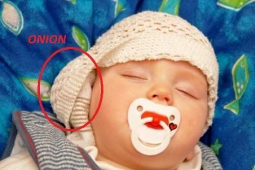 Elle dépose un oignon au lit de son fils pendant son sommeil ! La raison va vous surprendre