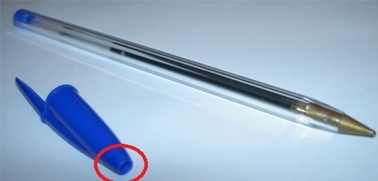 Vous êtes vous déjà demandé pourquoi il existe un trou dans le capuchon des stylos ?
