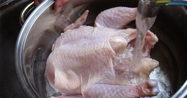 VOILÀ POURQUOI VOUS NE DEVRIEZ JAMAIS LAVER LE POULET CRU AVANT LA CUISSON (FAIRE CELA À LA PLACE)