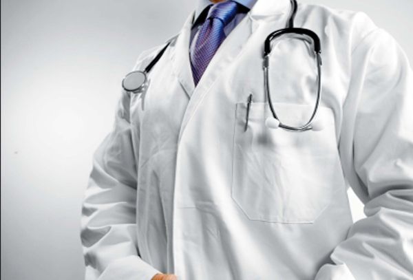 les medecins ne porteront plus de blouse blanche: voici pourquoi