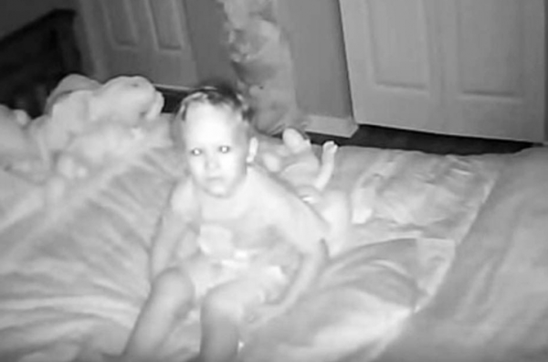 Le petit garçon dit à sa maman qu'il entend des voix la nuit. Ce qu'ils découvrent est troublant!