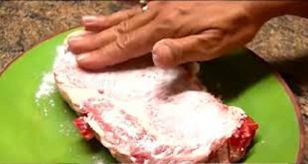 Elle frotta bicarbonate de soude sur son steak pour une raison simple et vous devriez aussi le faire!