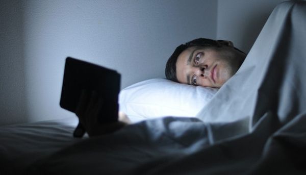 LIRE SUR VOTRE SMARTPHONE AVANT DE DORMIR VOUS TUE À PETIT FEU