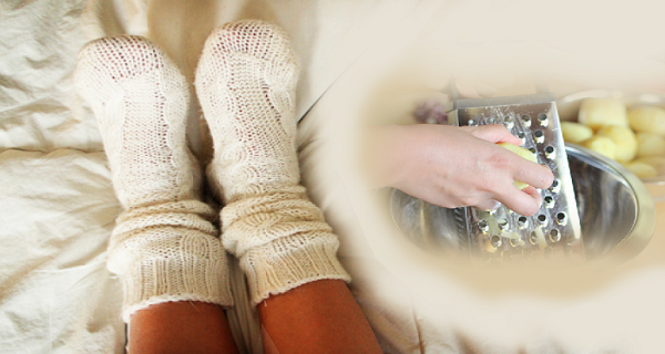 Savez-vous ce qui se passera si vous mettez un peu de pommes de terre râpées en chaussettes? Lisez ceci et découvrez - vous serez surpris!