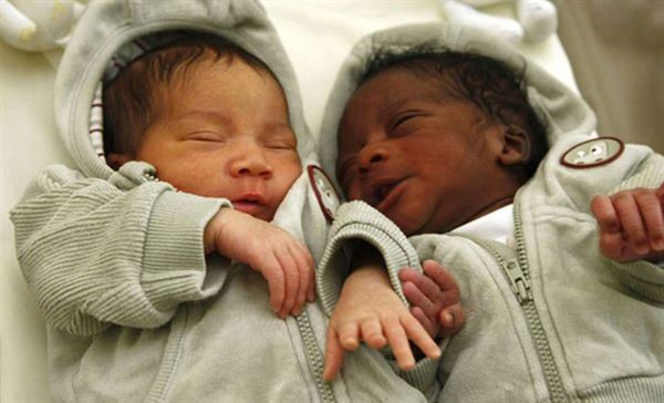 Etats-Unis: Elle donne naissance à des jumelles de deux pères différents