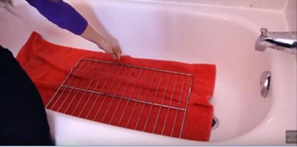Vos grilles de four sont sales? Nettoyez les sans aucun lavage et sans trop d’efforts !Astuce à découvrir