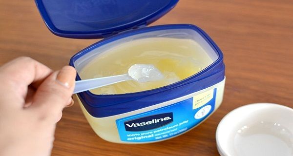 Elle lui a fallu un peu de vaseline à mettre sur son bras. Après cela, vous aurez envie de faire la même chose!