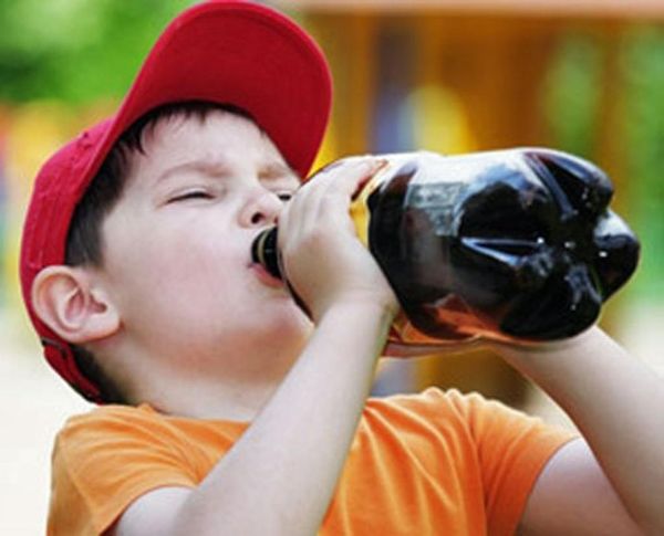 garçon de 10 ans meurt en buvant à la bouteille. Il est urgent de partager!