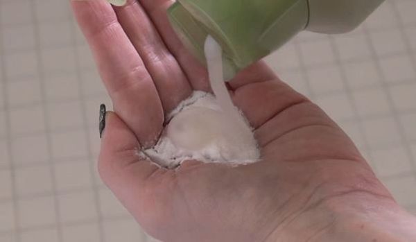 Elle ajoute du bicarbonate de soude dans son shampoing : J’essaie cette astuce dès ce soir !