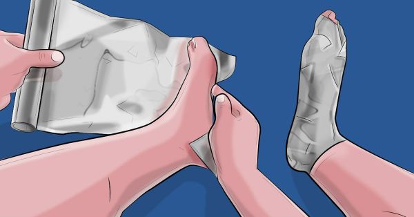 Enveloppez vos pieds dans quelques couches de papier d'aluminium. 1 heure plus tard? Incroyable