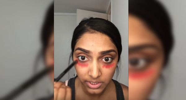 Elle met du rouge à lèvres sous ses yeux. Quand vous allez voir pourquoi, vous allez vouloir essayer!