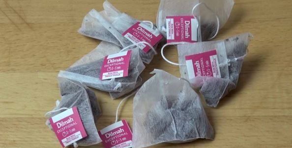 Il met un sachet de thé dans sa voiture pour une raison géniale !