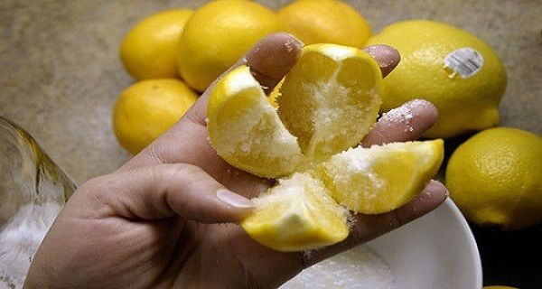 COUPER 1 CITRON EN 4 PARTIES, Y METTRE UN PEU DE SEL ET LE METTRE DANS LE MILIEU DE LA CUISINE! CETTE ASTUCE VA CHANGER VOTRE VIE!