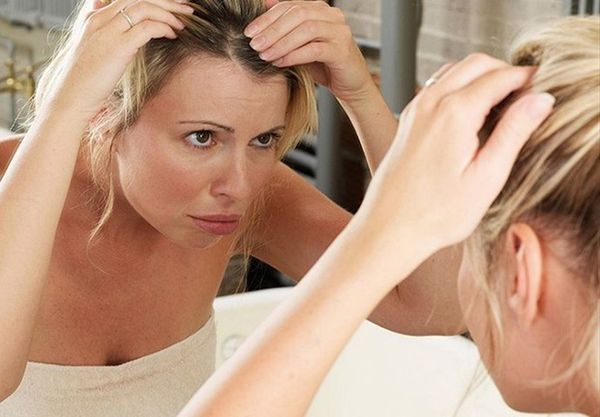 Oubliez les poils blancs: Ce jus restaure couleur naturelle des cheveux!