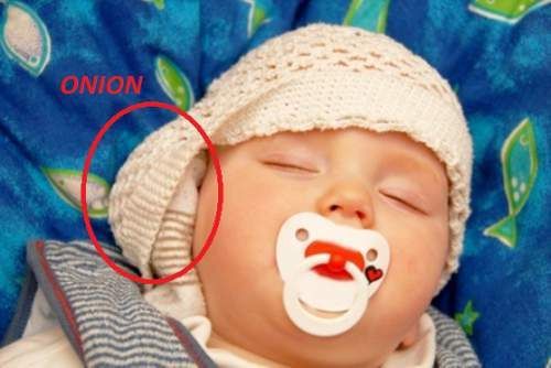 CETTE MÈRE A MIS SON ENFANT AU LIT AVEC UN OIGNON, VOICI POURQUOI
