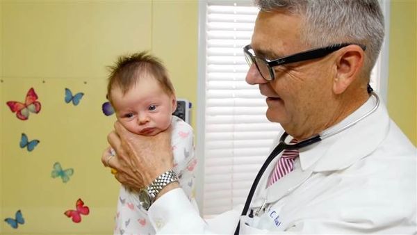 Calmer un bébé en crise de pleurs ! Un pédiatre livre sa méthode infaillible.(VIDEO)