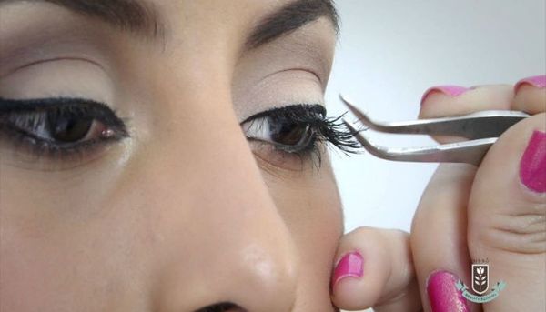 APRÈS LA LECTURE DE CE QUE VOUS NE SEREZ JAMAIS UTILISER DE FAUX CILS ... INCROYABLE!