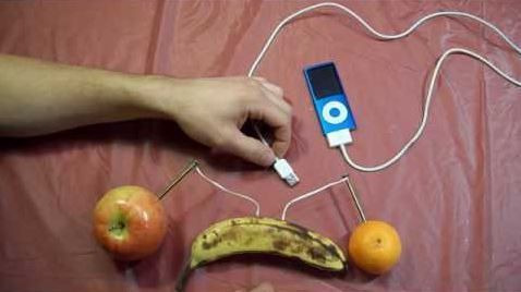 Chargez votre appareil mobile avec des fruits!( VIDEO)