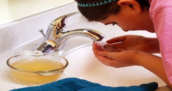 Qu'advient-il de votre visage après l'avoir lavé avec du vinaigre de cidre: ce que vous découvrirez mai vous surprendre