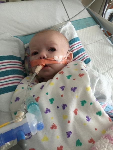 "Maintenant, elle est toujours hospitalisé et a failli mourir à la suite de leur lutte contre un virus syncytial respiratoire très grave,» écrivait-il.