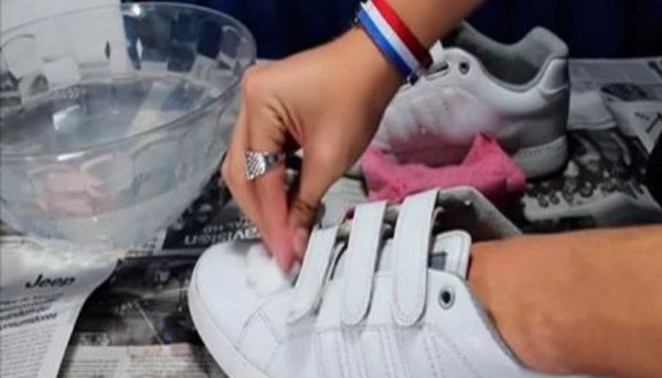 CECI EST LE TRUC LE PLUS UTILISÉ POUR NETTOYER ET LAISSER VOS CHAUSSURES BLANCHES EN TANT QUE NOUVEAU POUR TOUJOURS
