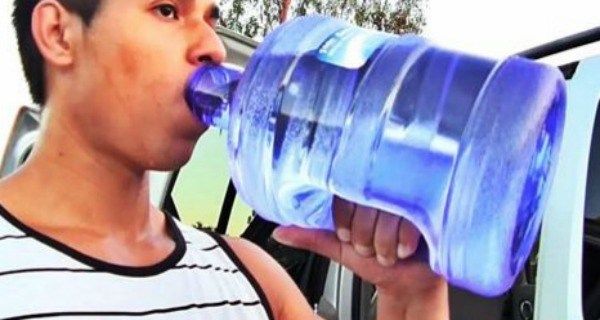 Il a décidé de boire 1 litre d'eau pendant 30 jours: Les résultats sont Shocking!