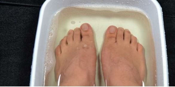 Cet homme plonge ses pieds dans du vinaigre de cidre pendant 10 minutes : Vous aurez certainement envie d’essayer !