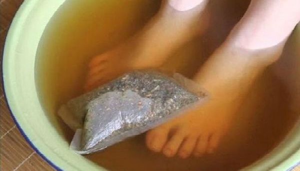 FAIRE TREMPER LES PIEDS PENDANT 30 MINUTES ET DE SE DÉBARRASSER DE LA MAUVAISE ODEUR POUR TOUJOURS!