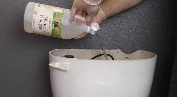 Il Pours vinaigre dans son Réservoir de toilette et flush. Le résultat est Genius!