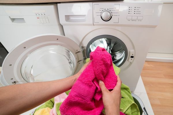 SAVEZ-VOUS POURQUOI VOUS NE DEVRIEZ PAS ACCROCHER LES VÊTEMENTS DANS LA MAISON?
