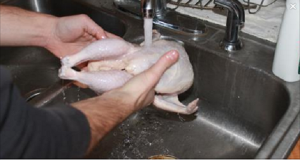 Est-ce que vous lavez le poulet avant la cuisson? Lisez-le et vous ne serez jamais le faire à nouveau!