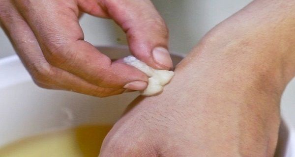 Elle se frotta les mains avec du vinaigre de cidre deux fois par semaine ... La raison ... Je suis en train Trop ce soir!