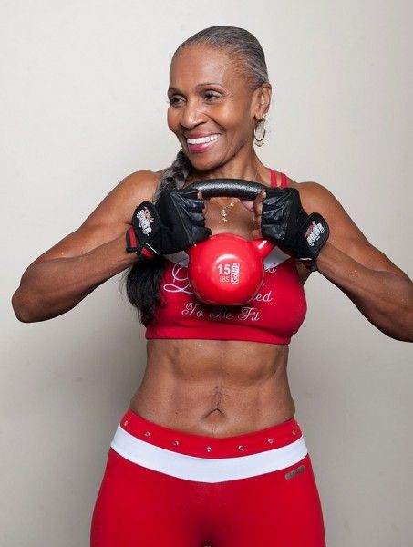 Plus fort du monde mamie body builder elle fêtait son 80 ème anniversaire