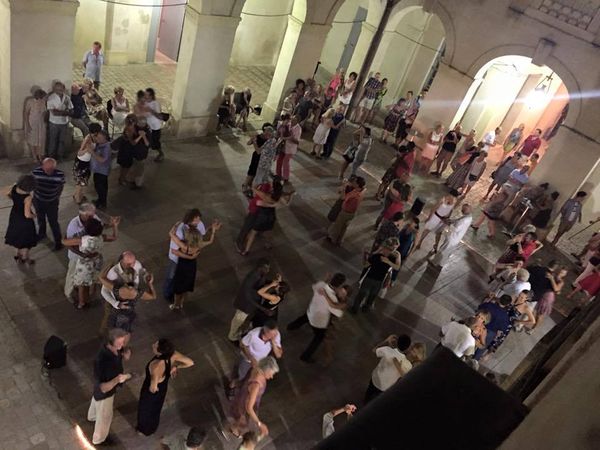 soirée dans la cour de la mairie