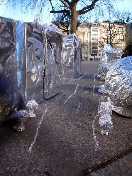 Ville imaginaire, installation (carton, aluminum, fil de fer)