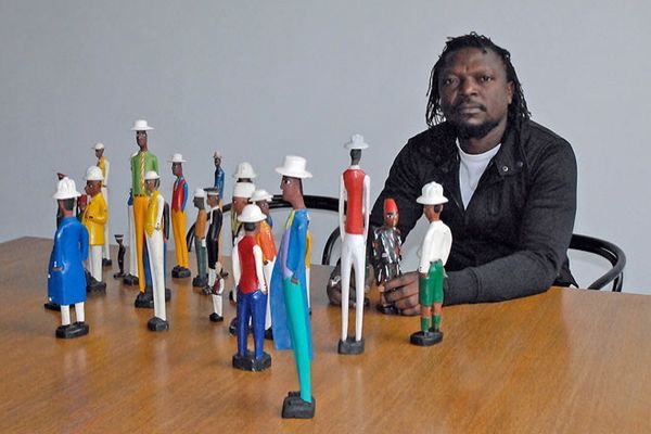 Pascale-Marthine Tayou (portrait de l'artiste et des pièces de "Colonne Coloniale", 2015