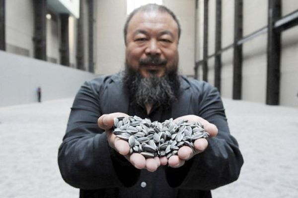 Ai Weiwei (portrait de l'artiste avec "Sunflower Seeds", Tate Modern, London 2010)