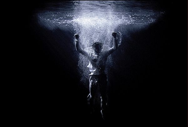 Bill Viola, Ascension, 2000, installation vidéo sonore, 10 minutes, performeur Josh Coxx, Bill Viola Studio, Long Beach, Etats-Unis, Photo Kira Perov