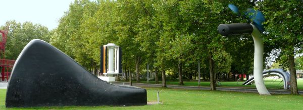 C.Oldenburg et C.Van Bruggen, La bicyclette ensevelie, Parc de la Villette, Paris 1990