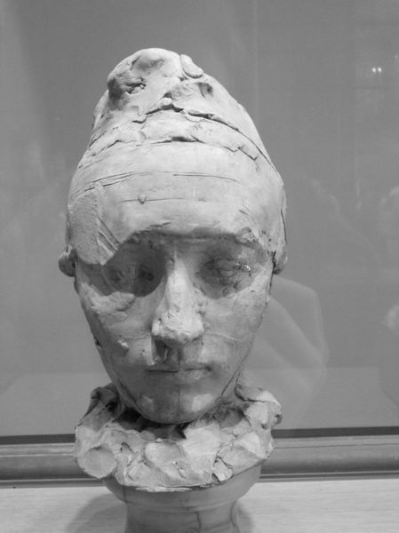 Auguste Rodin, Camille Claudel au bonnet, vers 1884, tête en terre cuite. H. 25,7 cm ; L. 15 cm ; P. 17,7 cm. (photo. Lili P. classe de 5ème)