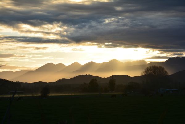 Le coucher du soleil magnifique. On dirait de la poudre d'or